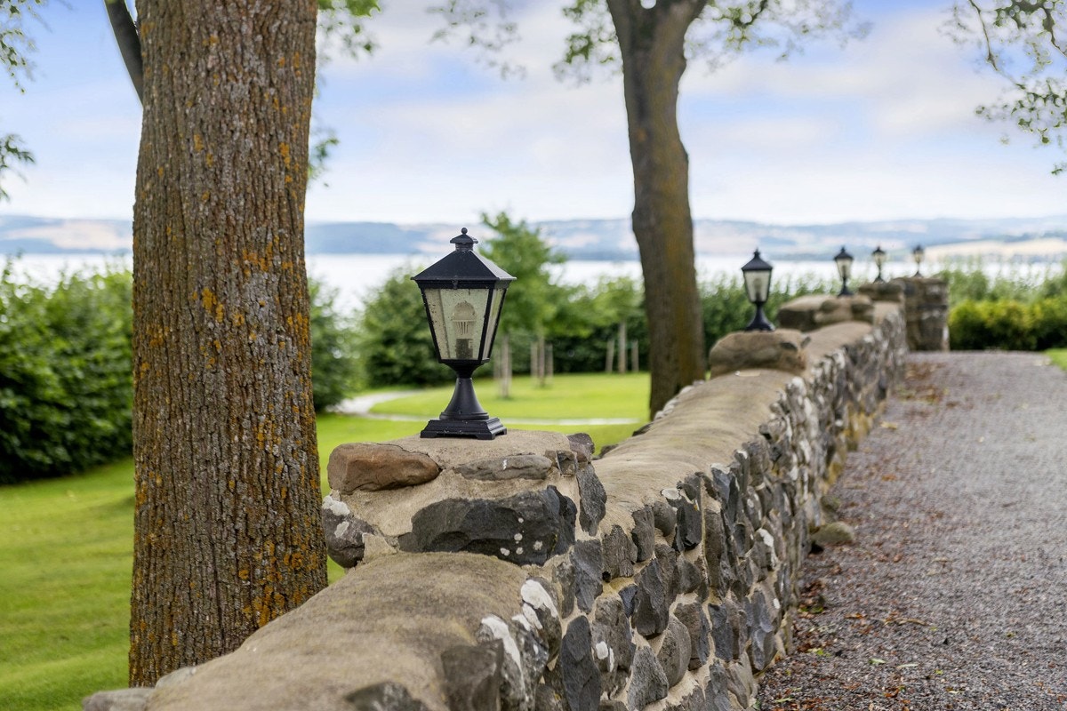 Solide naturstenmurer omkranser hele det indre tun på gården Galleribilde