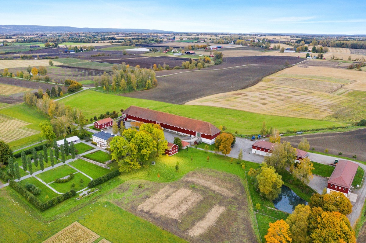 Eiendommen har en totalt sett velholdt og estetisk flott bygningsmasse Galleribilde