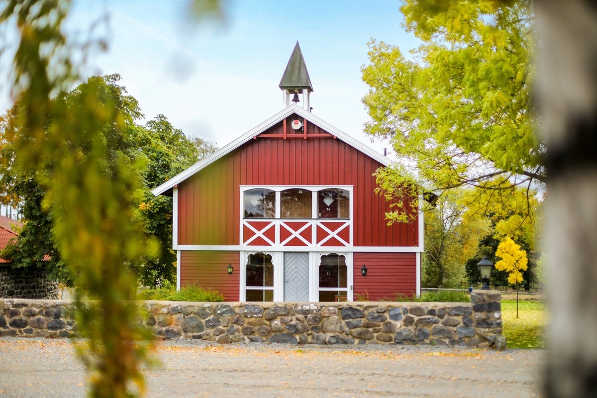Bygningen er et hyggelig skue med tradisjonelt klokketårn på taket Galleribilde