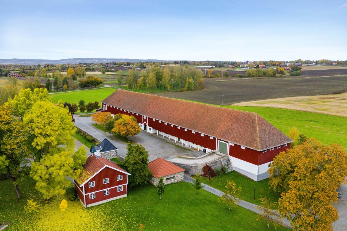 Driftsbygningen på tunet er et imponerende skue med sine 115 meter Galleribilde