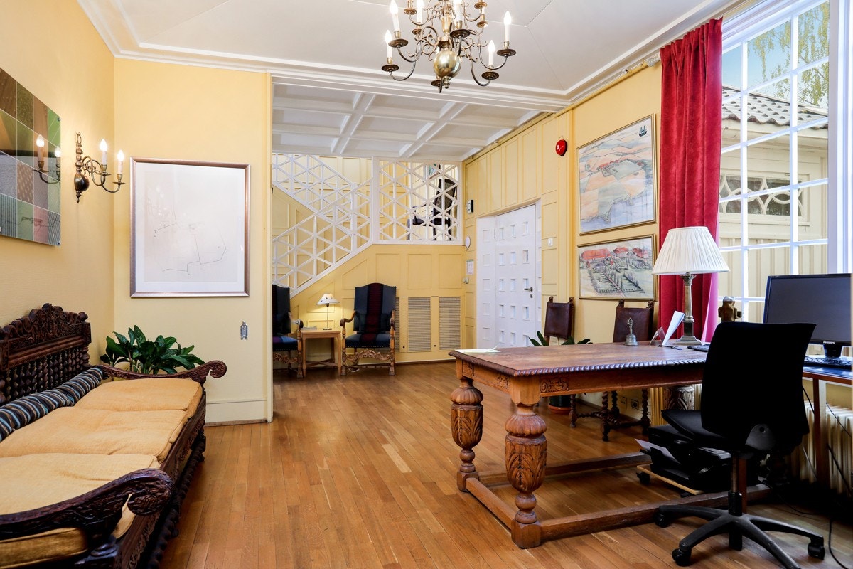 Resepsjon, ankomsthall og trapp til 2. etasje hovedbygning Galleribilde