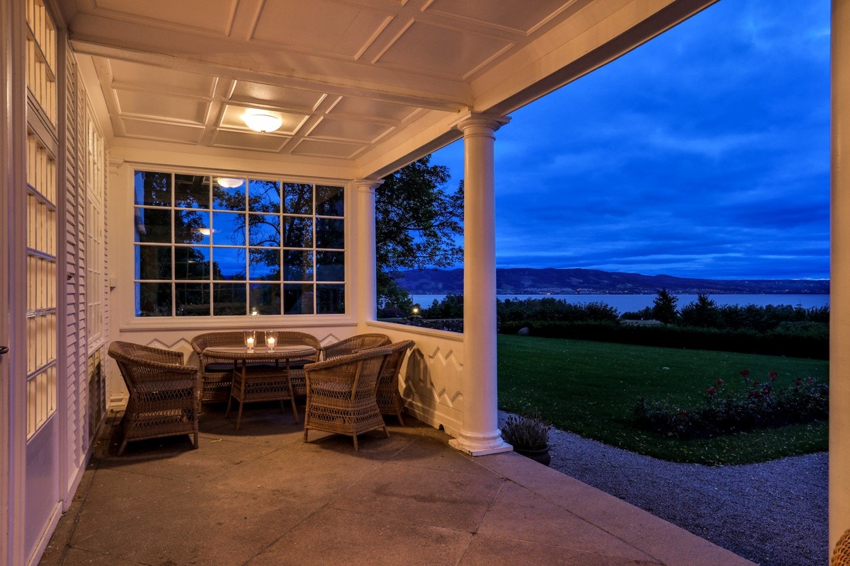 Delvis innglasset terrasse 1. etasje Galleribilde