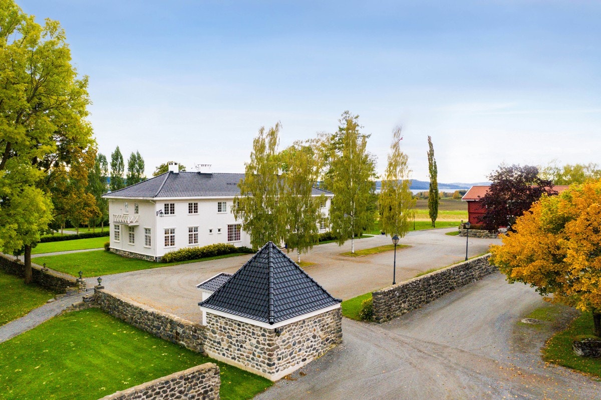 Indre tun med naturstensmur og vognskjul Galleribilde