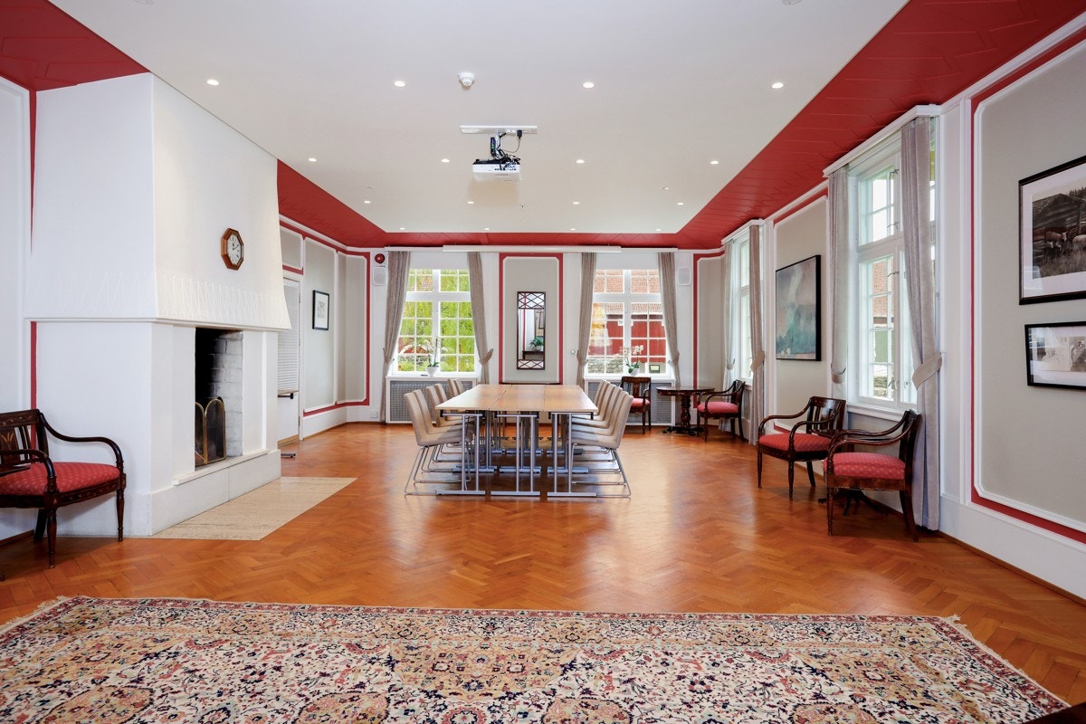 De tre stuene i hovedbygningen er utført i 1950 tallets tolkning av romantisk klassisme Galleribilde