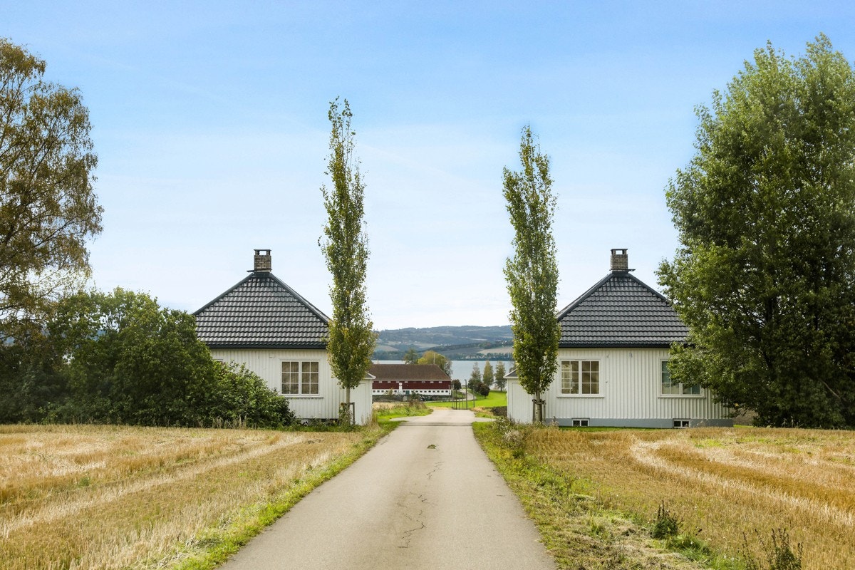 Portnerboligene er identiske og utgjør hovedadkomsten til Staur gård Galleribilde