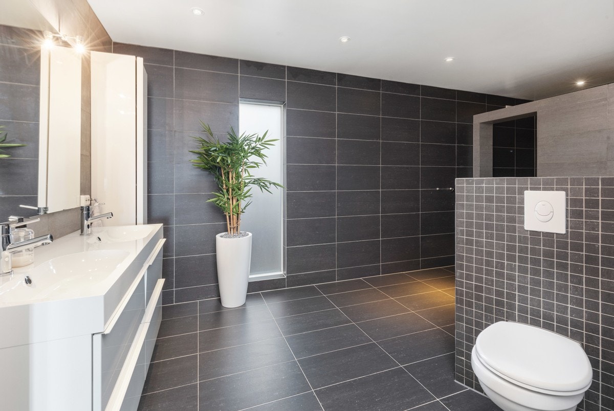 2. etg. - Badet har stort dusjhjørne, badekar, dobbelt servant og vegghent toalett Galleribilde