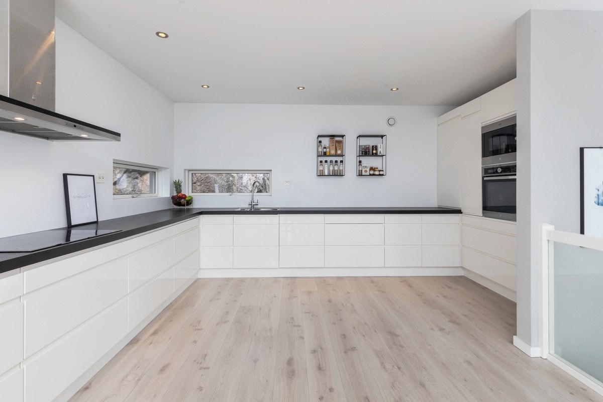 2. etg. - Stort kjøkken som har godt med skap og benkeplass Galleribilde