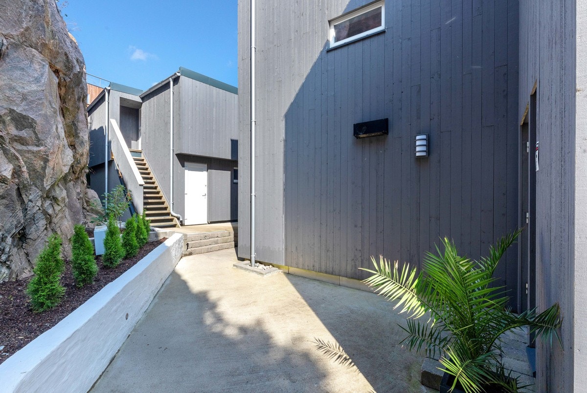 Opparbeidet med bed og beplantning på baksiden av huset Galleribilde