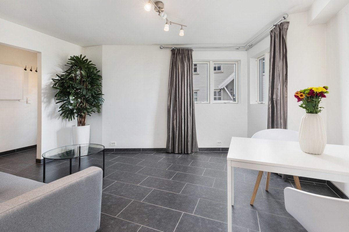 1. etg. hybel - Stue med fliser på gulv Galleribilde