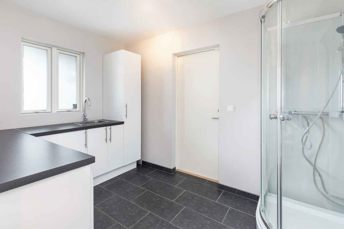 1. etg. - Vaskerom med innredning samt dusjkabinett. Eget inngangsparti Galleribilde