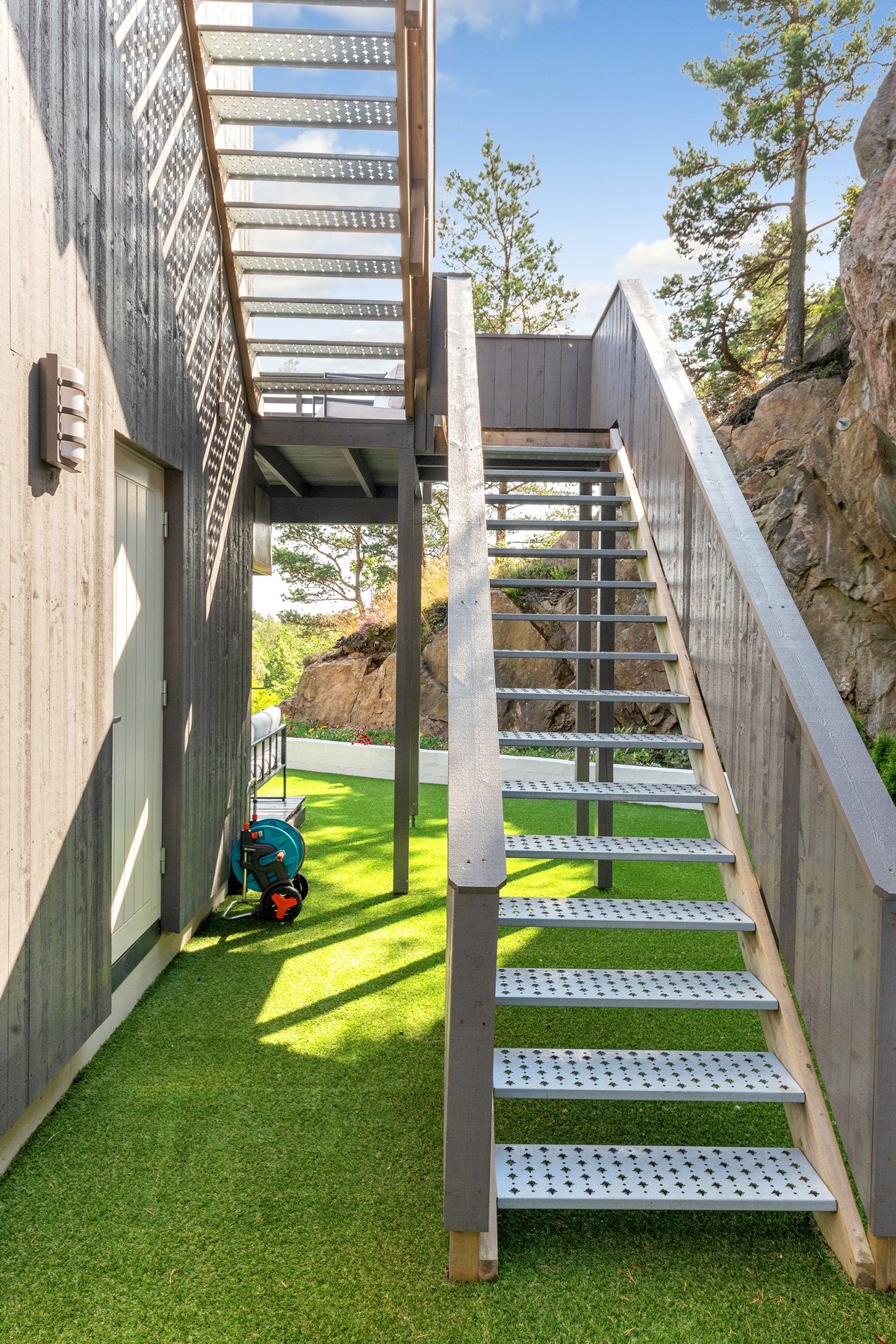 Trapp fra uteområde i 1. etg. til 2. etg og takterrasse Galleribilde