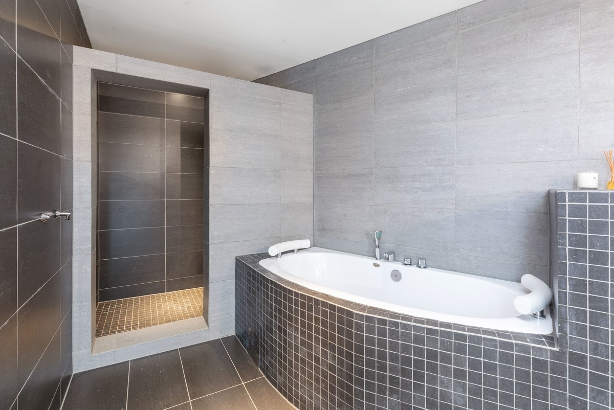 2. etg. - Lekkert flislagt bad som gir en spafølelse Galleribilde