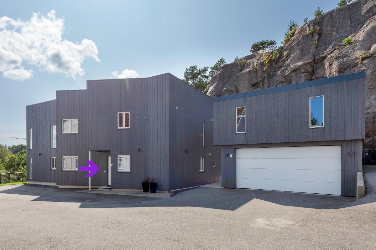 Pil viser egen inngangsdør til hybelleilighet Galleribilde