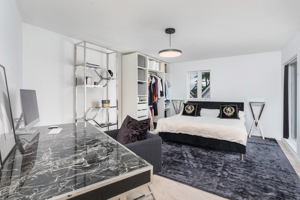 2. etg. - Hovedsoverom med god plass til dobbeltseng samt nydelig utsikt Galleribilde