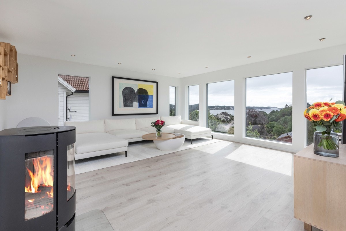 2. etg. - Stor og lys stue med store vindusflater Galleribilde