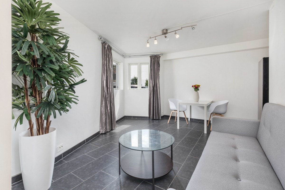 1. etg. hybel - Stue med fliser på gulv Galleribilde