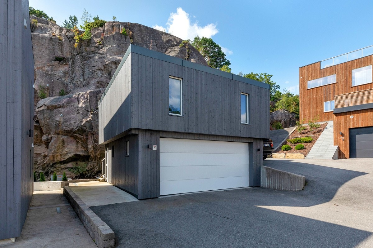 Dobbelgarasje med stort garasjeloft til oppbevaring Galleribilde