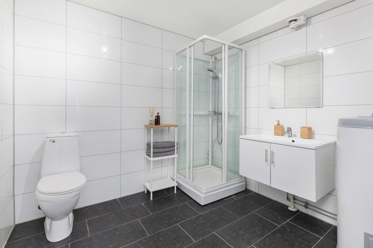 1. etg. hybel - Flislagt bad med dusjkabinett, servant og toalett Galleribilde