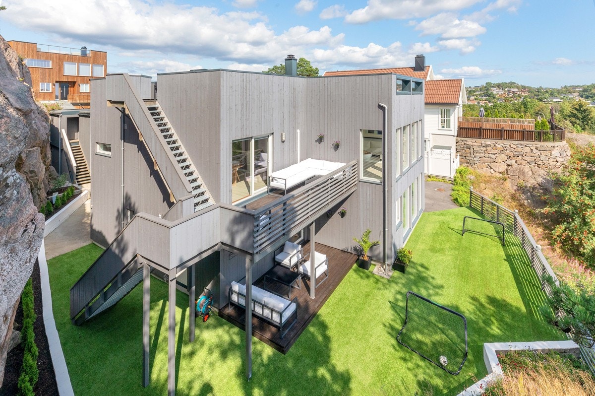 Fasade med trapp opp til takterrasse på ca. 130 Galleribilde