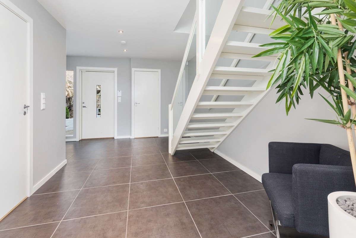 1. etg. - Fislagt gang/entrè med fliser på gulv Galleribilde