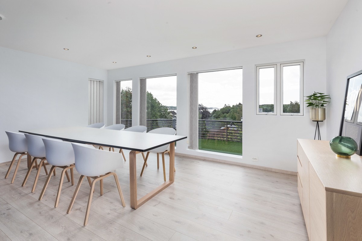 1. etg. - Stue med nytt laminatgulv Galleribilde