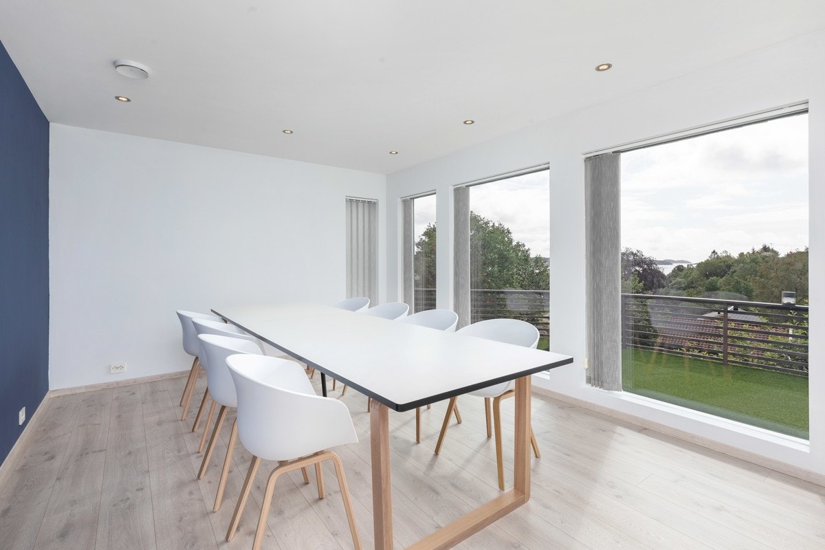 1. etg. - Plass til stort spisebord samt store vindusflater Galleribilde