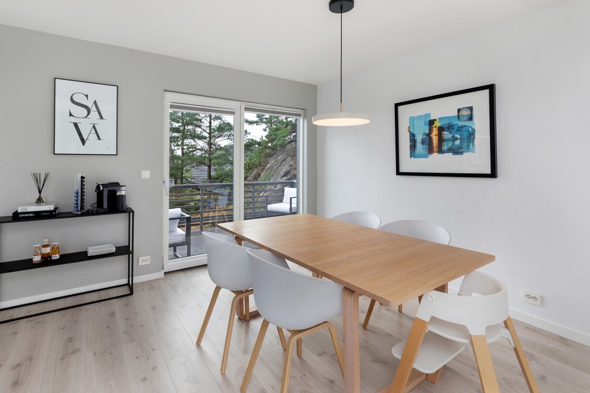 2. etg. - Fra kjøkkenet er det utgang til veranda som videre har trapp opp til stor takterrasse Galleribilde