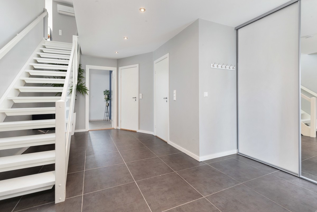 1. etg. - Stor skyvedørsgarderobe med plass til oppbevaring av ytterklær o sko Galleribilde