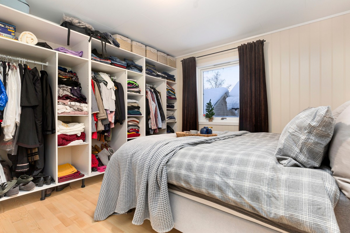 Rikelig med plass til oppbevaring i stort garderobeskap