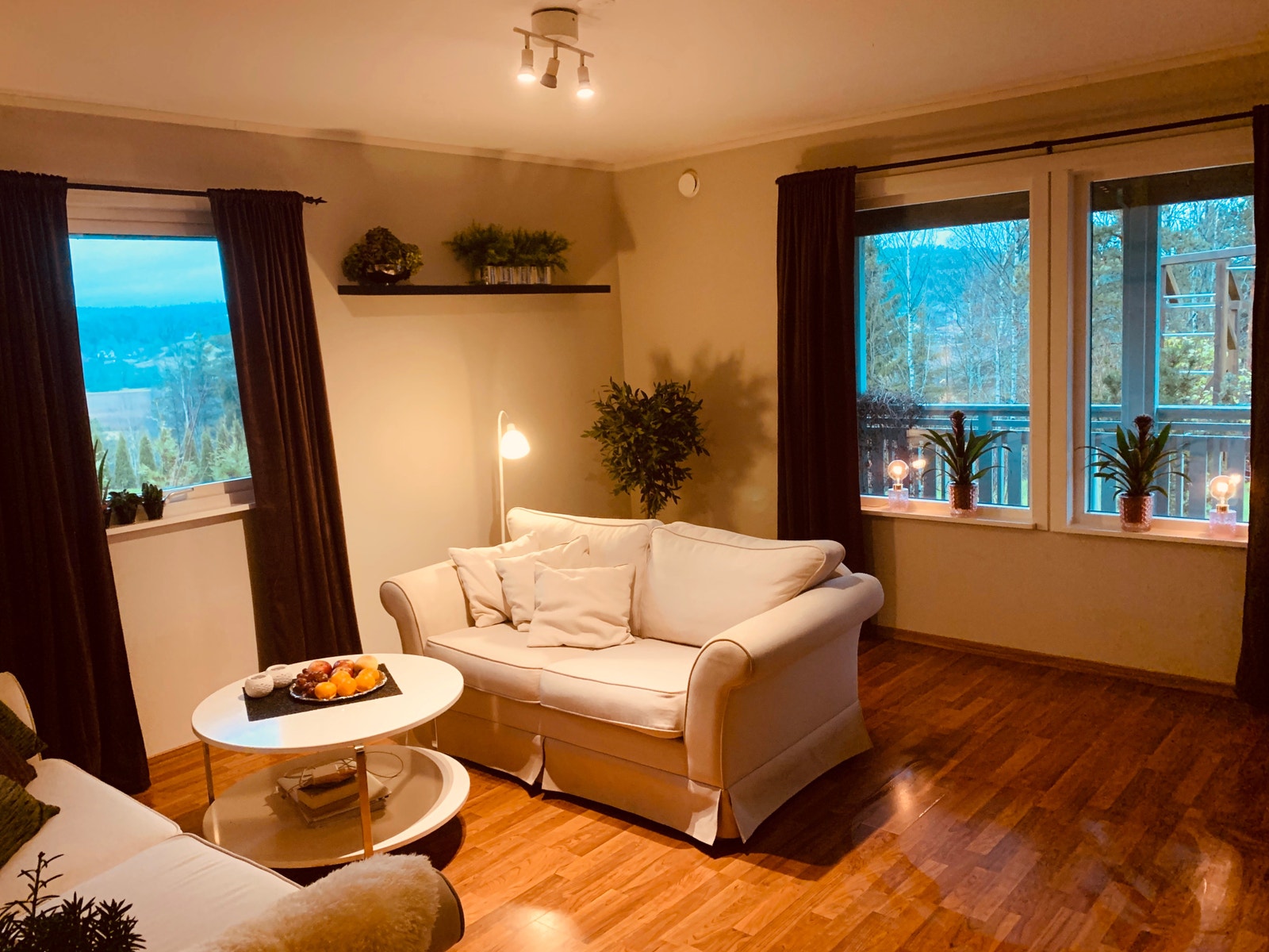 Det er ikke denne sofaen, men en blå hjørnesofa. Galleribilde