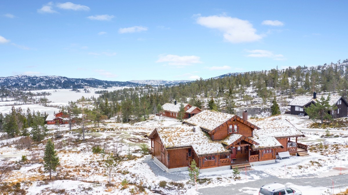 Hytta ligger på Sylvtjønn feltet - i et hytteområde med spredt hyttebebyggelse, ca. 715 m.o.h. Eiendommen ligger med fritt og åpent utsyn Galleribilde