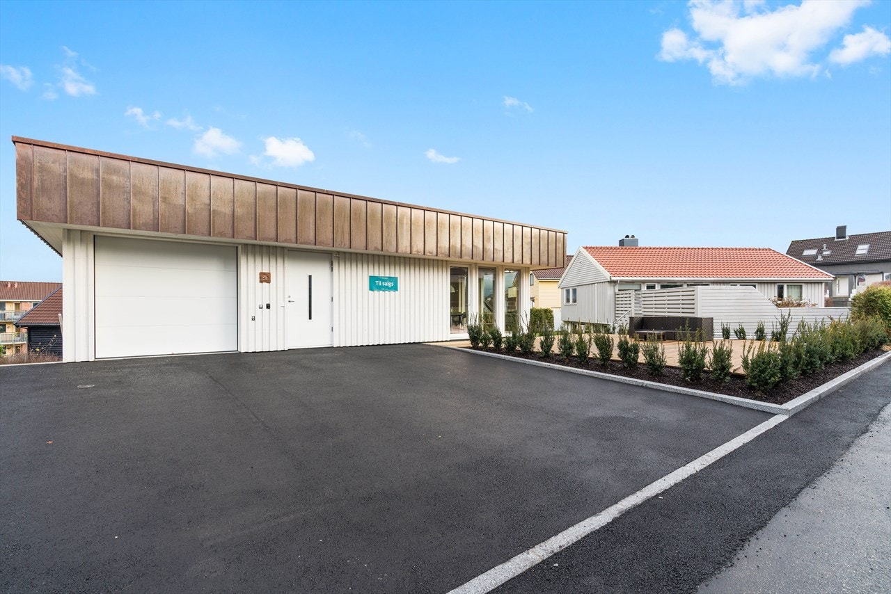 Fasade - God plass til parkering Galleribilde