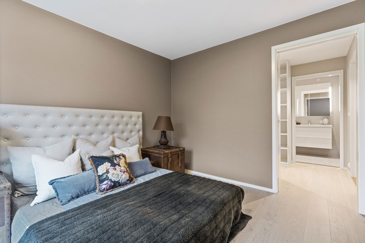 "En suite" (soverom med tilhørende bad og garderobe)! Galleribilde