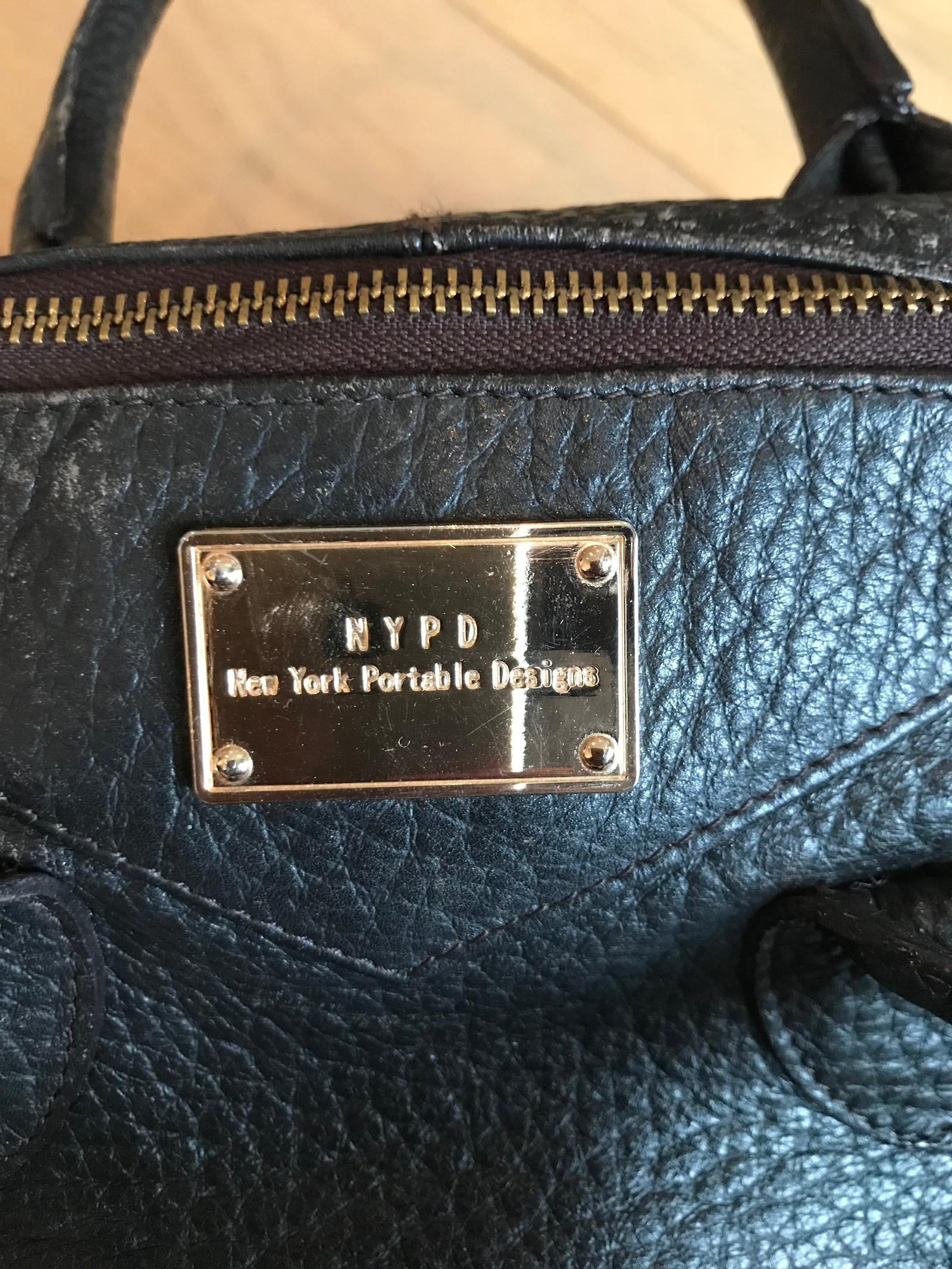Brun skinnveske fra NYPD | FINN.no Veske fra NYPD ny | FINN.no