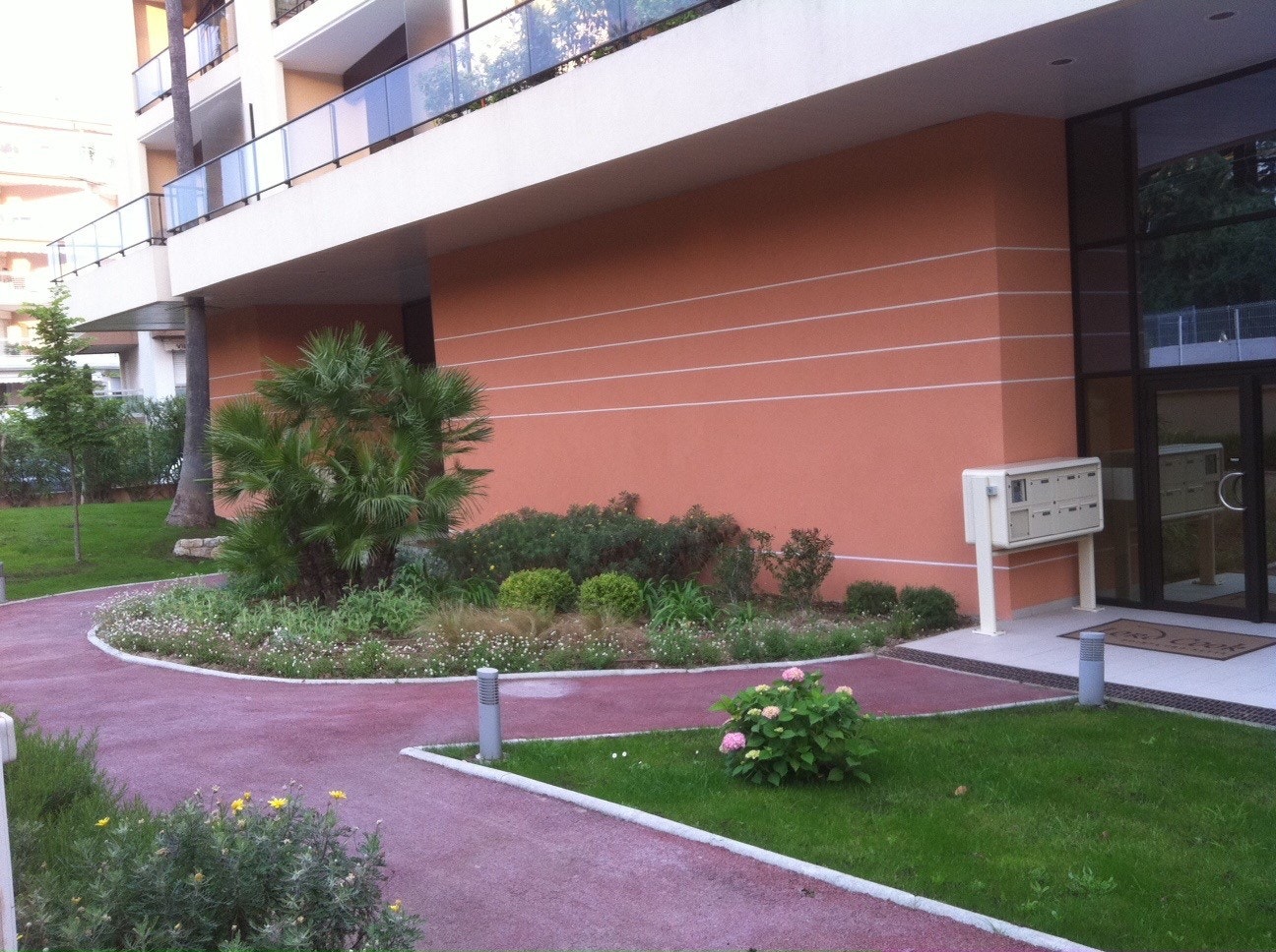 Delikat hage som hele tiden stelles av gartner Galleribilde