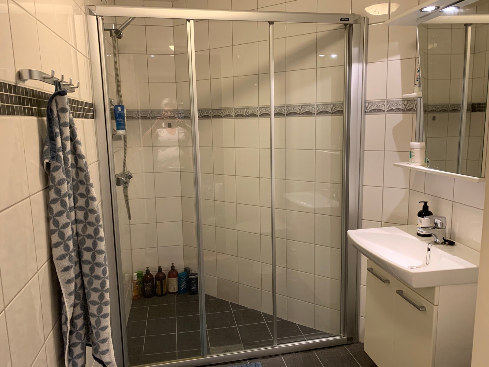 Bad i 2.etasje med dusj, vask og toalett Galleribilde