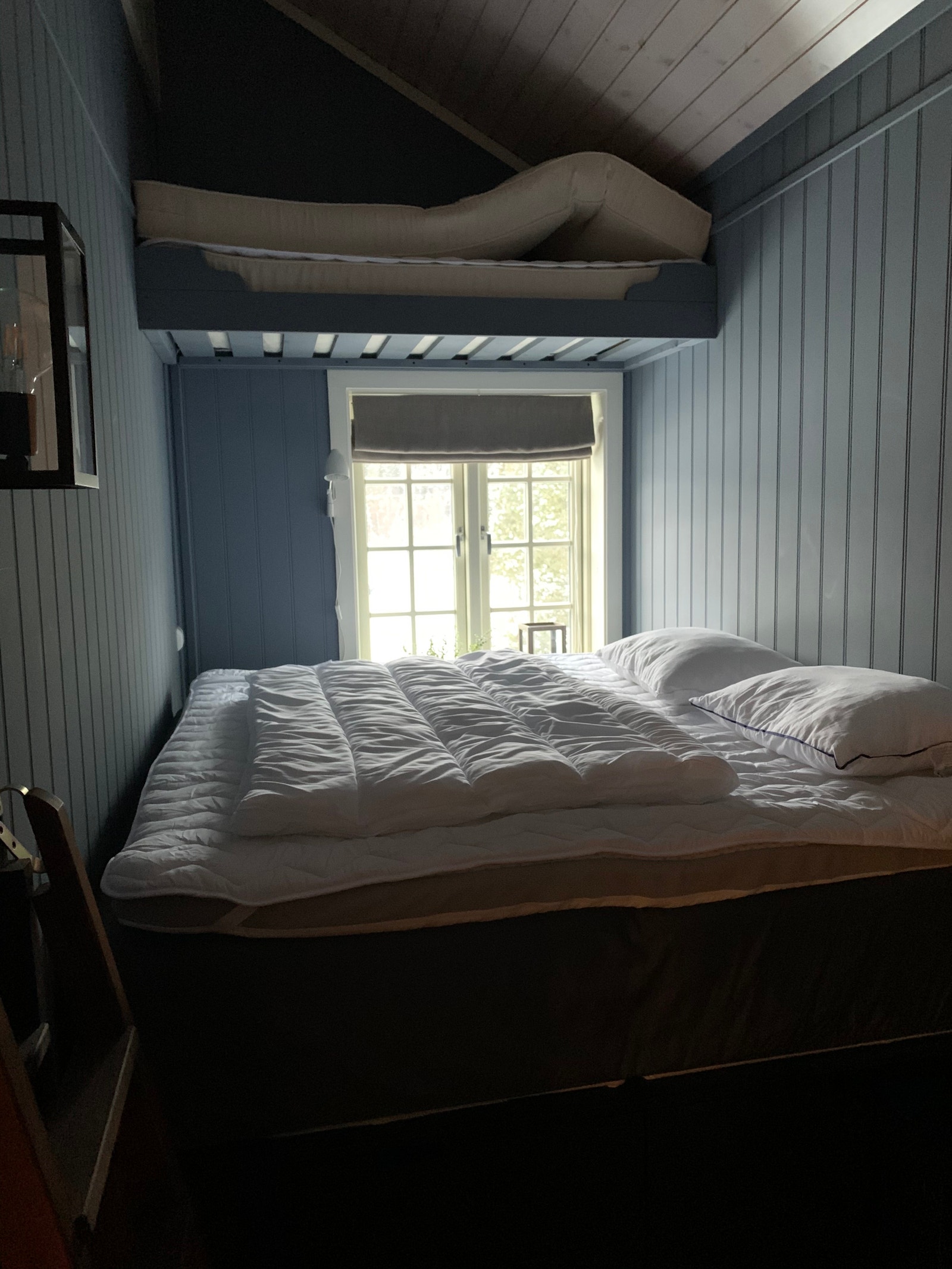 Soverom 3, med dobbelseng (180cm), overkøye (75x180cm) . I tillegg er det disponibel hems over gang i 2.etasje, her er det mulighet for en ekstra soveplass (75x200cm). Galleribilde