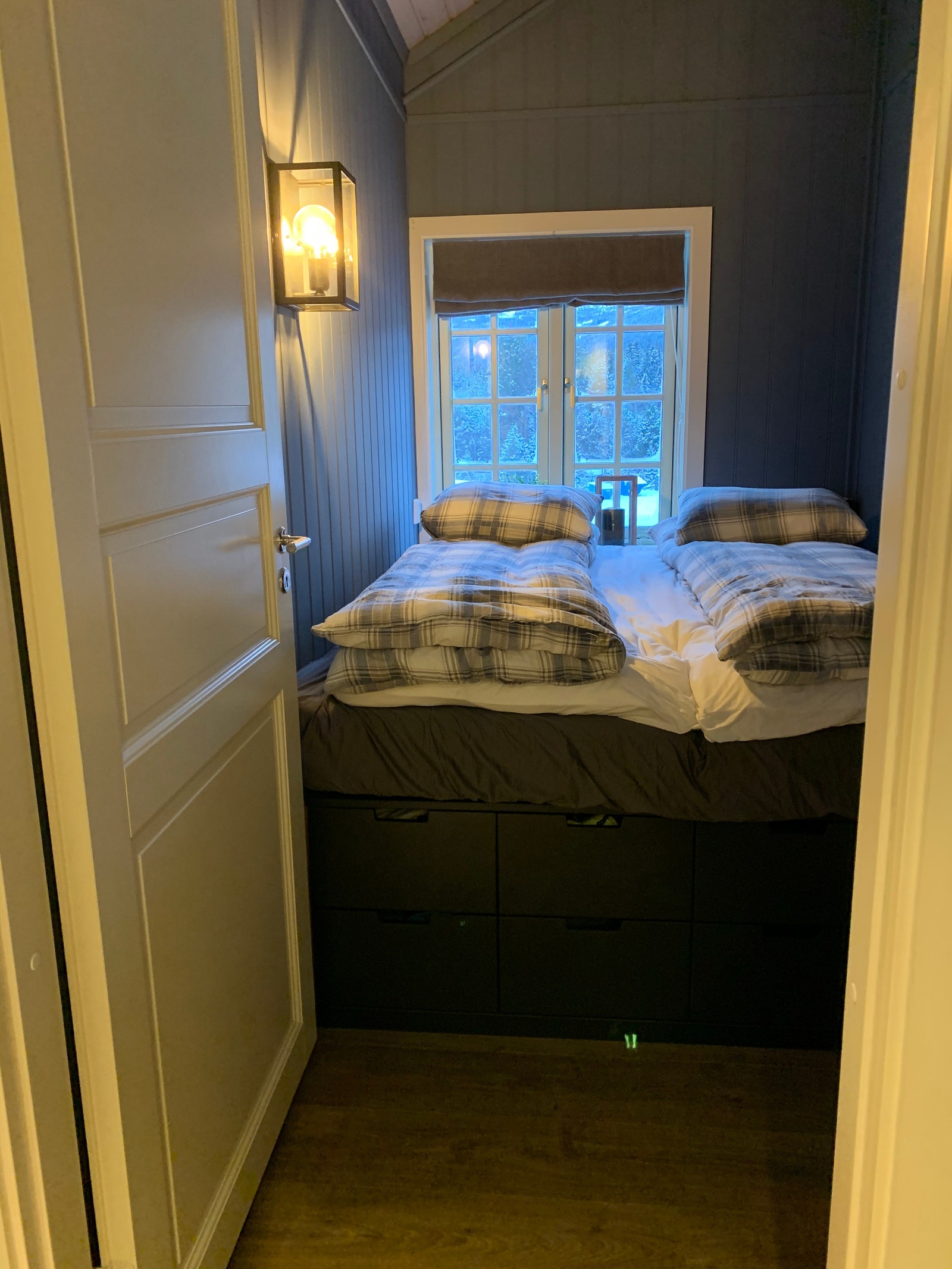 Soverom 2, med plassbygd dobbelseng (160cm) Galleribilde