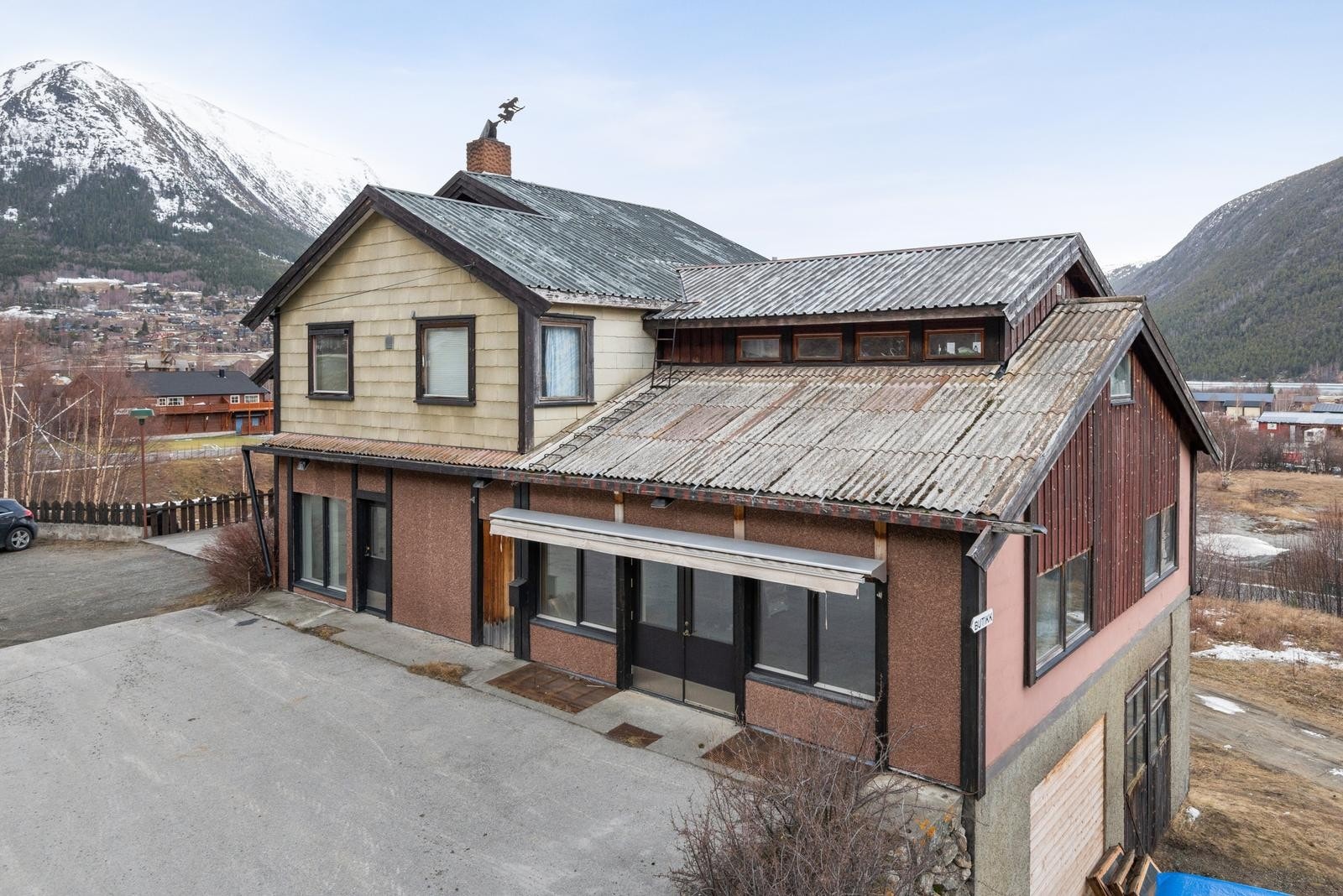 Parkering fremfor butikklokalene. Galleribilde