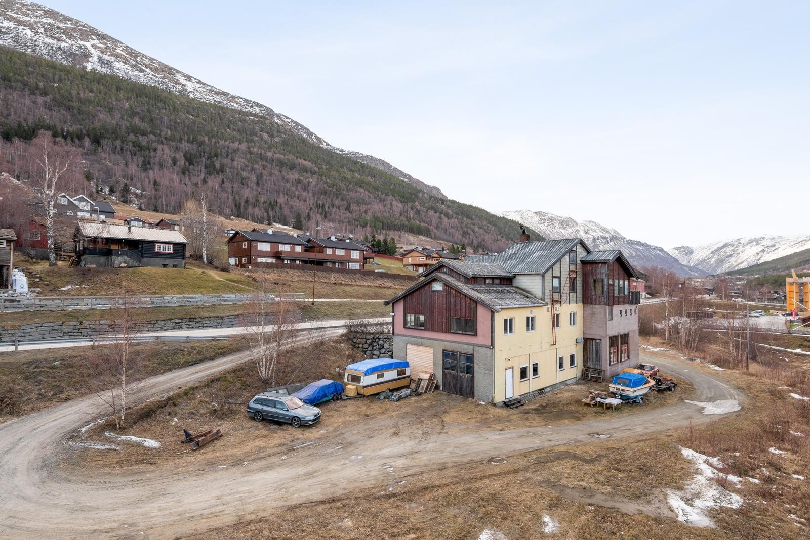 Adkomst på til verkstedene på hver side av bygget. Galleribilde