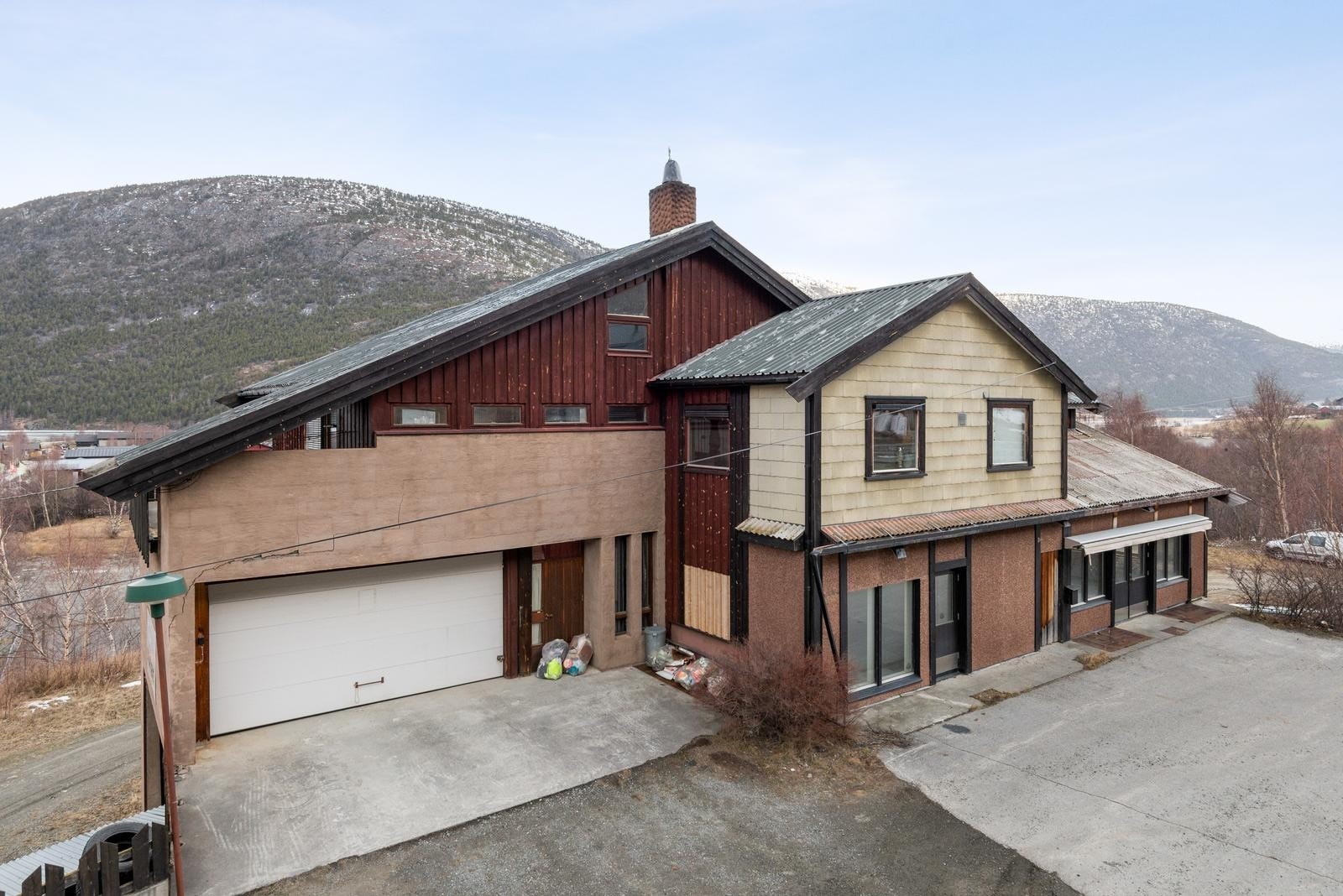 Kombinasjonslokale som første bygg når man kommer til Lom sentrum. Galleribilde