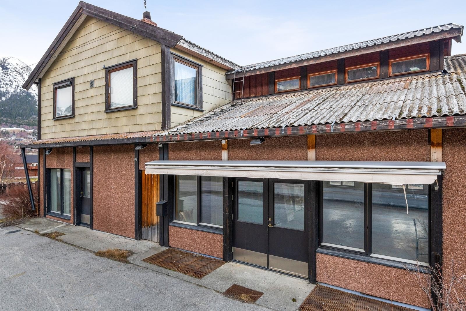 Fasade butikklokalene som er i hovedetasjen. Galleribilde