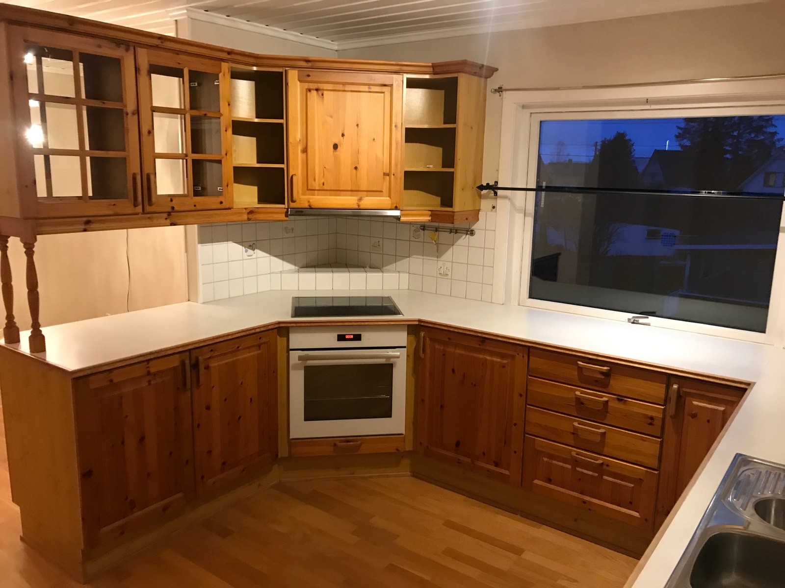 Kjøkken med komfyr og steketopp Galleribilde