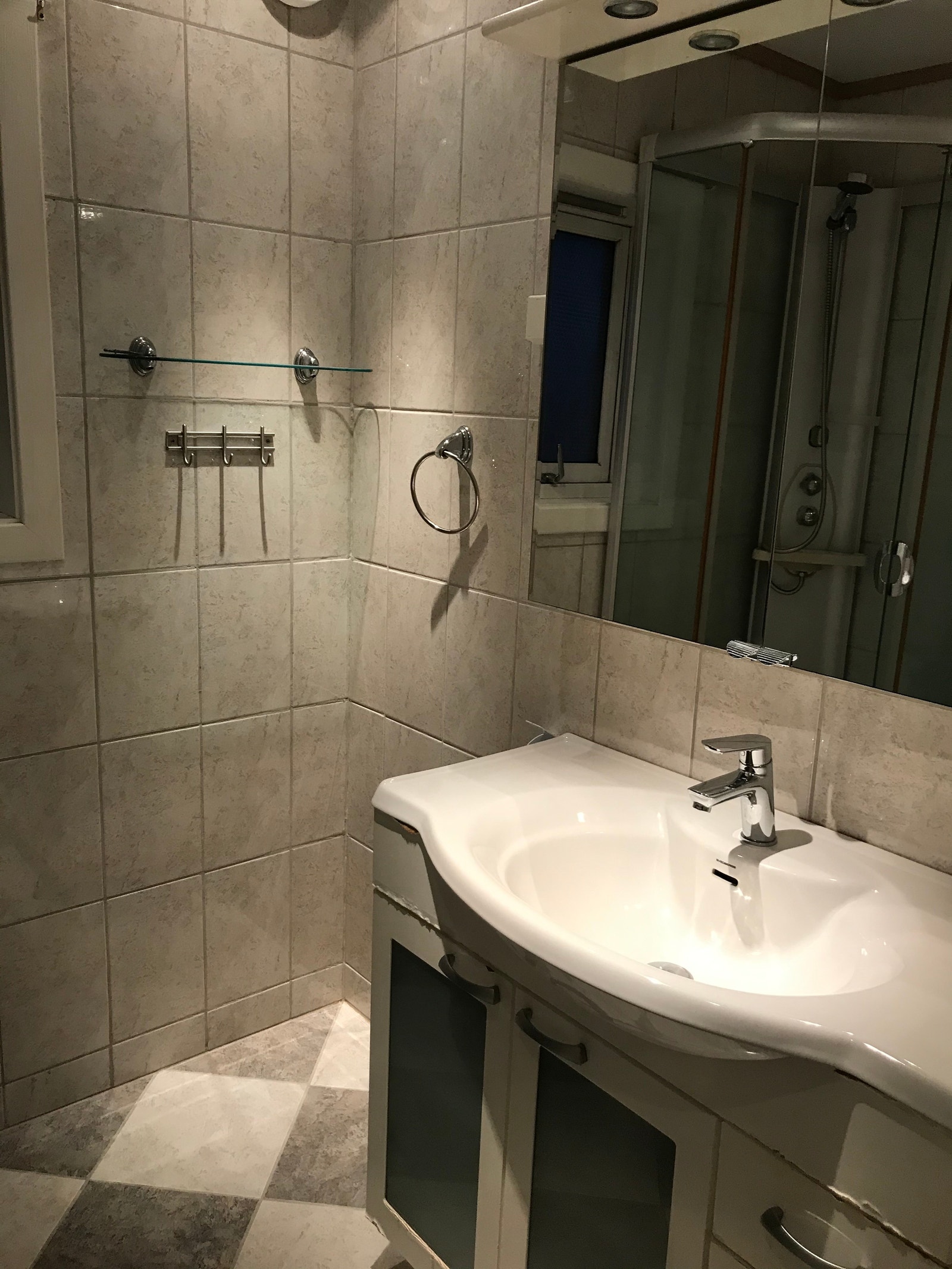 Bad med opplegg for vaskemaskin og tørketrommel Galleribilde