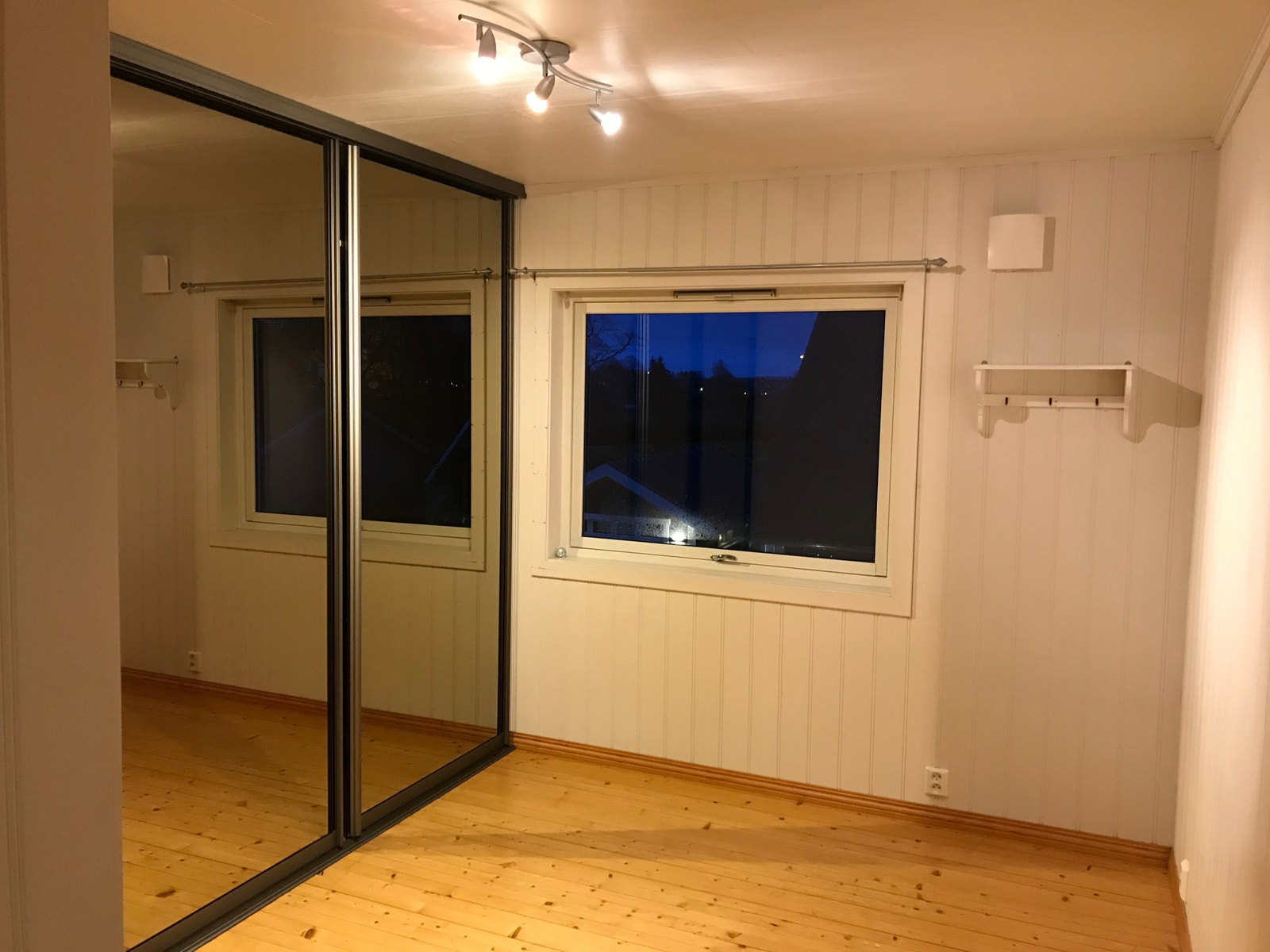 Soverom 1 2 ETG med Skyvedørsgarderobe Galleribilde