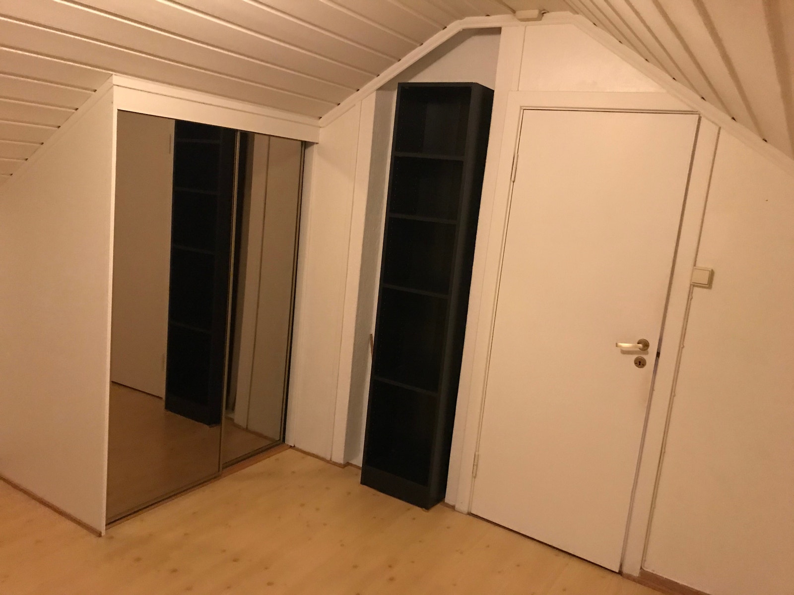 Soverom 2 med skyvedørsgarderobe Plass til dobbeltseng Galleribilde