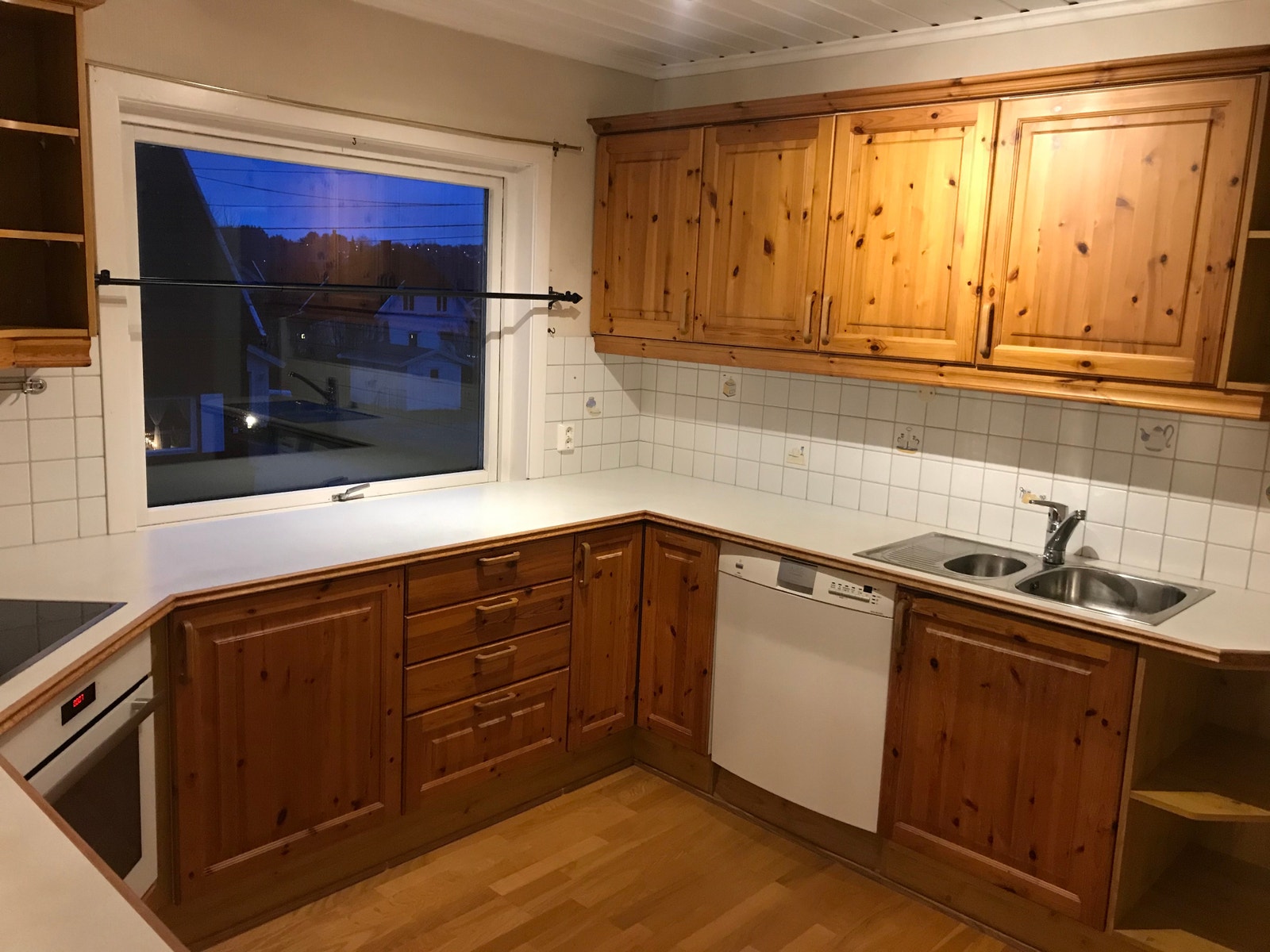 Kjøkken med opplegg for oppvaskmaskin Galleribilde