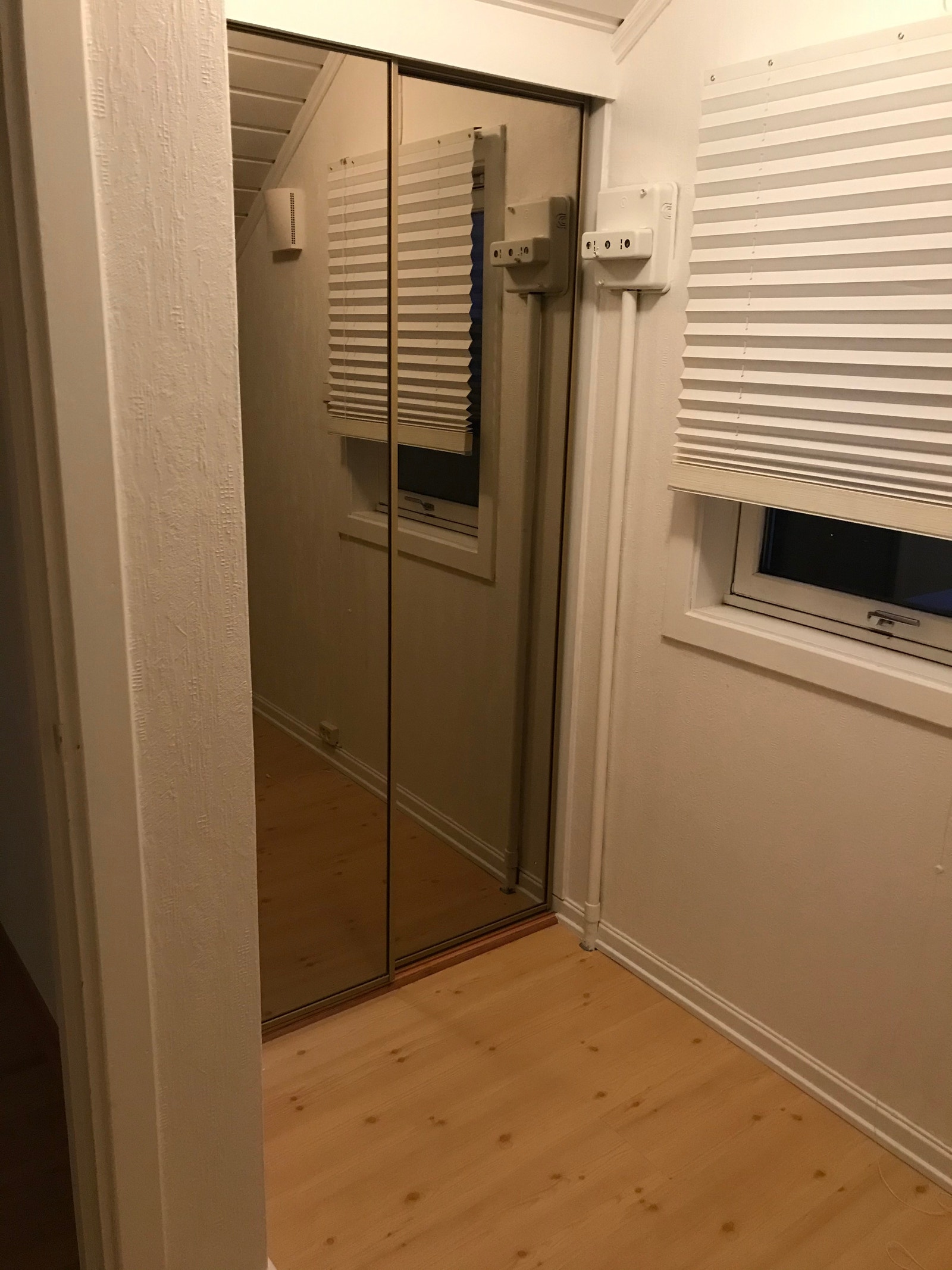 Soverom 3 plass til enkel seng med skyvedørsgarderobe Galleribilde