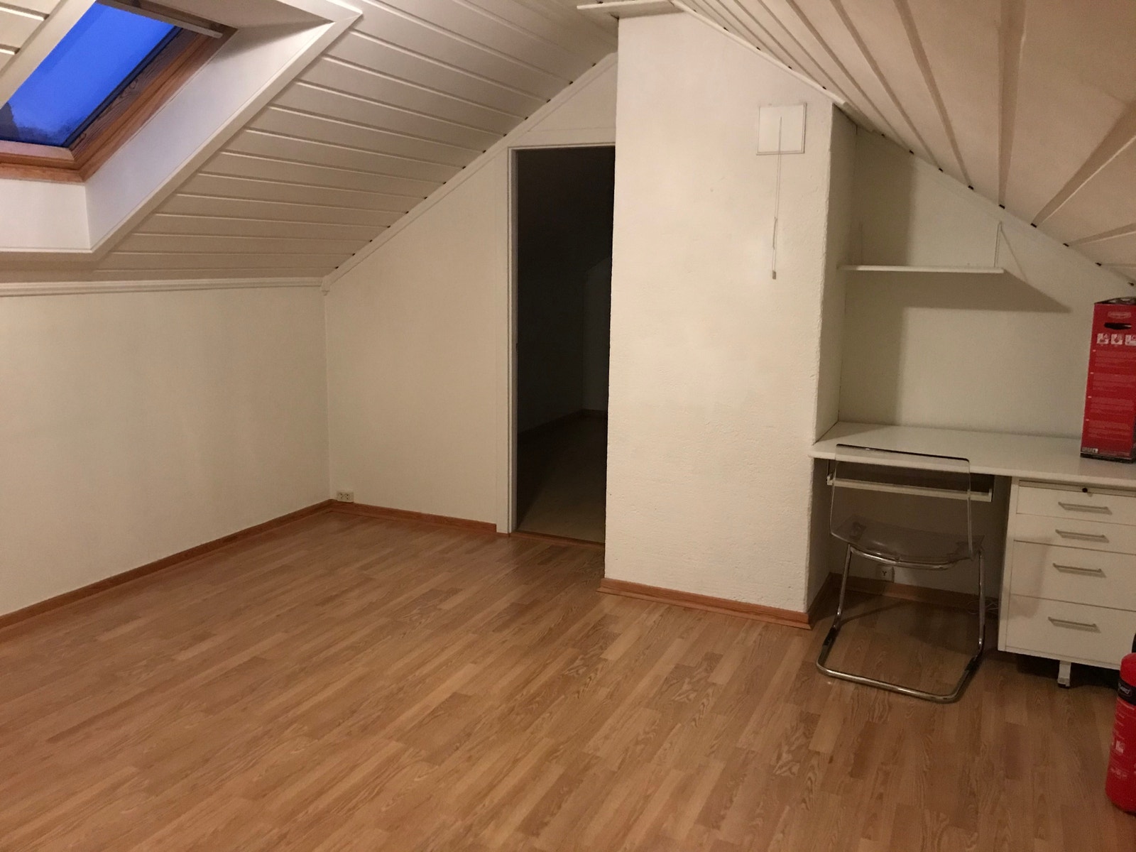 Skrivebord i lofts stue Galleribilde