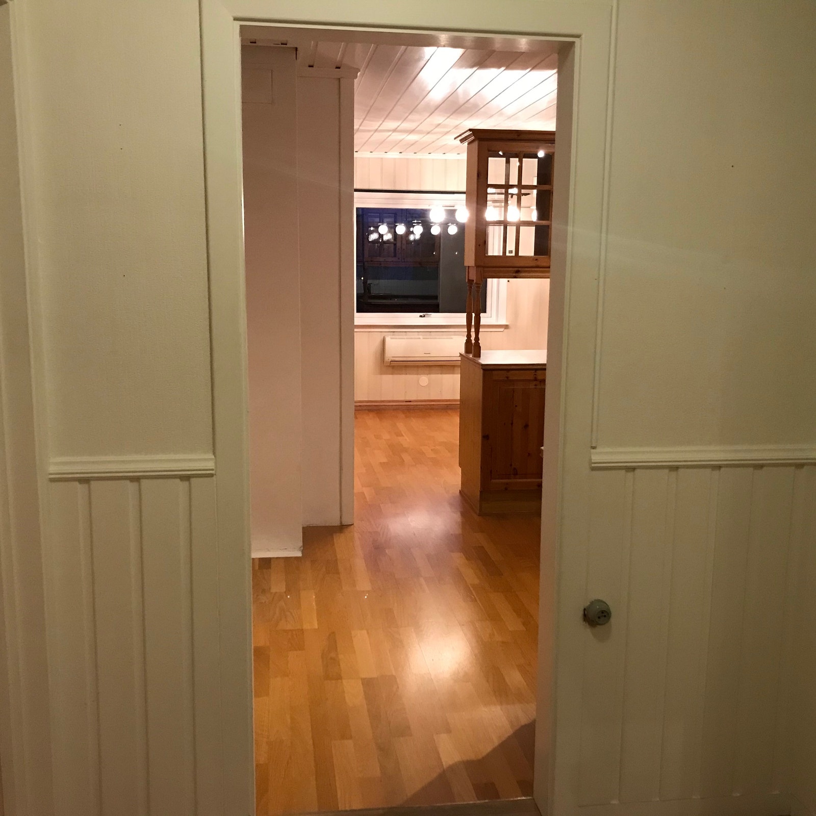 Gang mot kjøkken Galleribilde